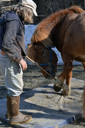 Old Raudi kisses her foot
